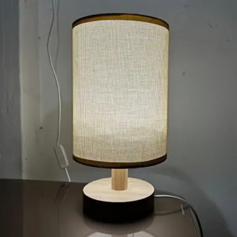 Minimalistische Tafellamp met Houten Basis en Stoffen Kap voor Sfeervol Licht