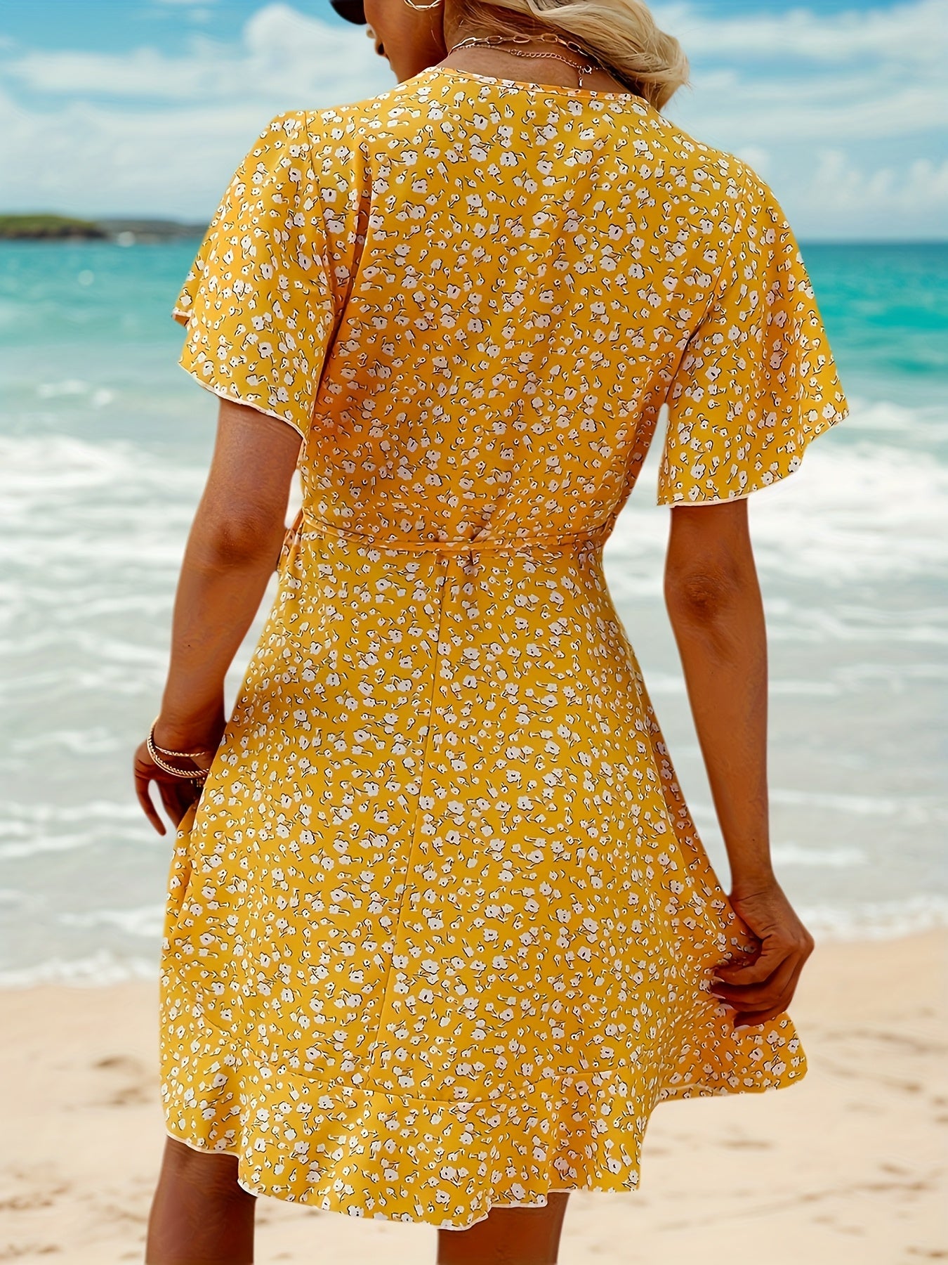 Luchtige Dames Zomerjurk met Bloemenprint en Elegante Overslag Pasvorm