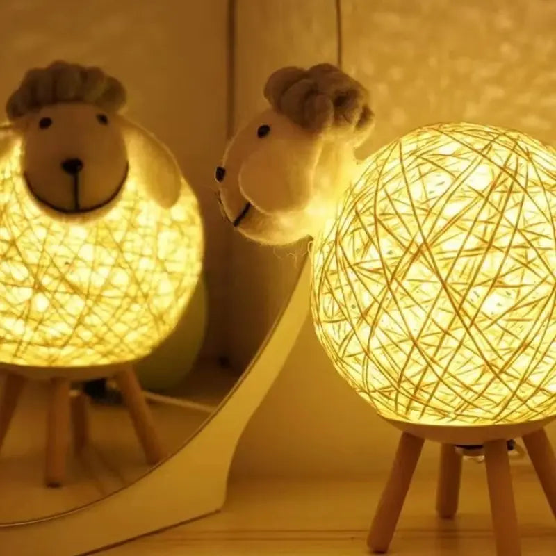 Schaap Nachtlamp met Geweven Kap en Houten Basis voor Warme Sfeer