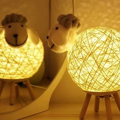 Schaap Nachtlamp met Geweven Kap en Houten Basis voor Warme Sfeer
