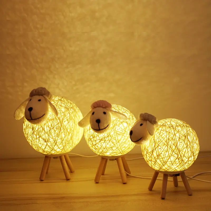 Schaap Nachtlamp met Geweven Kap en Houten Basis voor Warme Sfeer