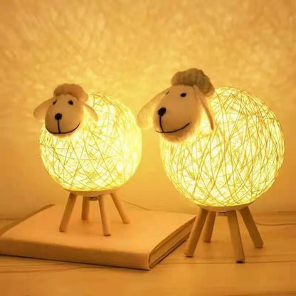 Schaap Nachtlamp met Geweven Kap en Houten Basis voor Warme Sfeer