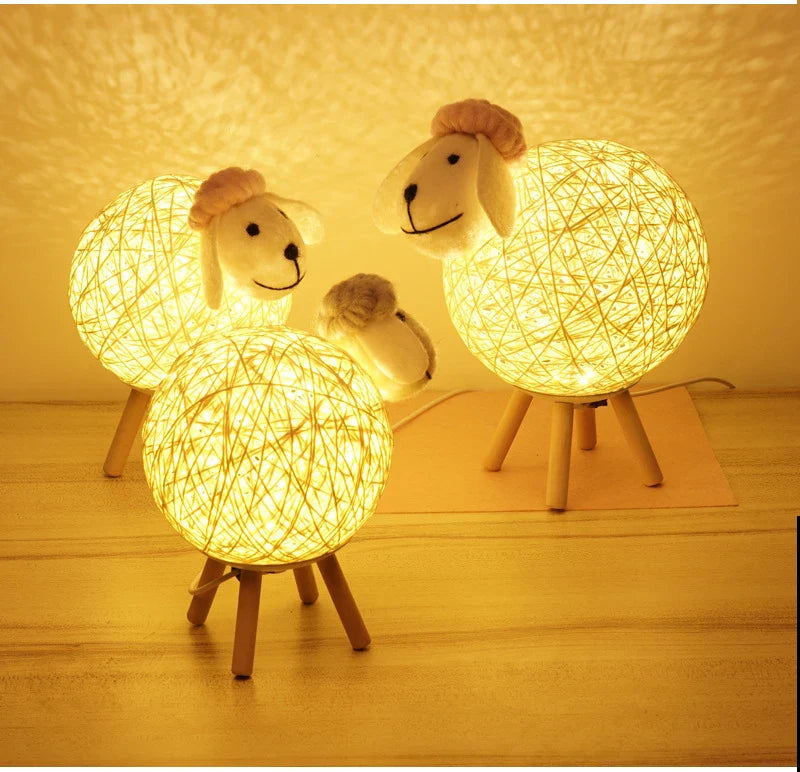 Schaap Nachtlamp met Geweven Kap en Houten Basis voor Warme Sfeer