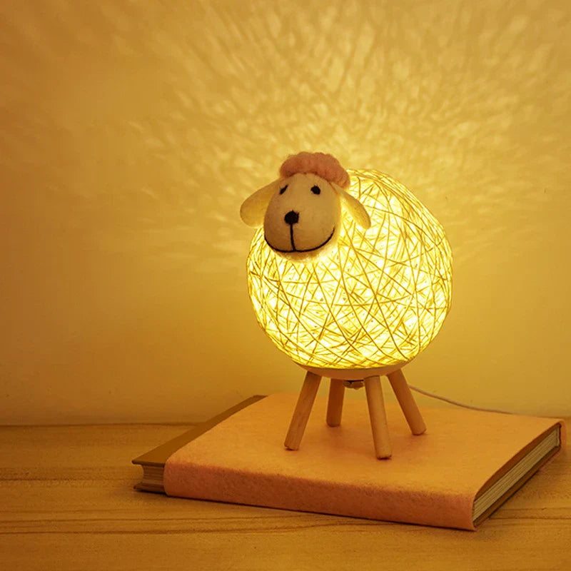 Schaap Nachtlamp met Geweven Kap en Houten Basis voor Warme Sfeer