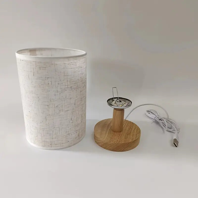 Minimalistische Tafellamp met Houten Basis en Stoffen Kap voor Sfeervol Licht