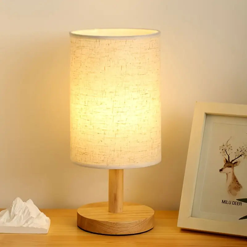 Minimalistische Tafellamp met Houten Basis en Stoffen Kap voor Sfeervol Licht