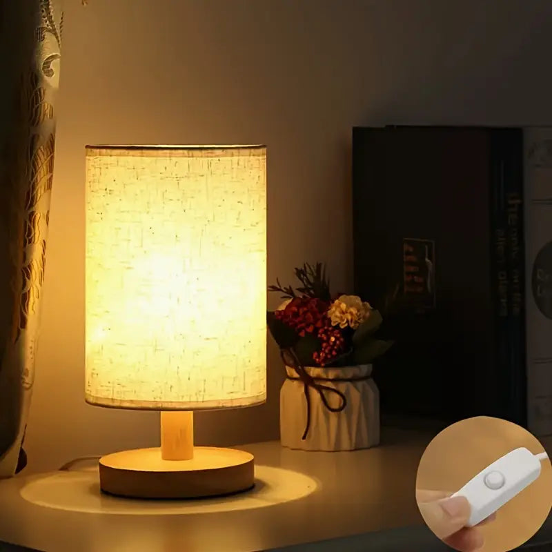 Minimalistische Tafellamp met Houten Basis en Stoffen Kap voor Sfeervol Licht