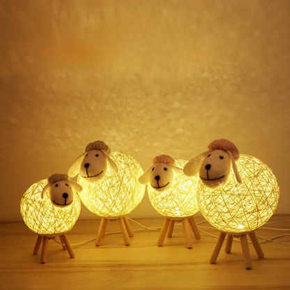 Schaap Nachtlamp met Geweven Kap en Houten Basis voor Warme Sfeer