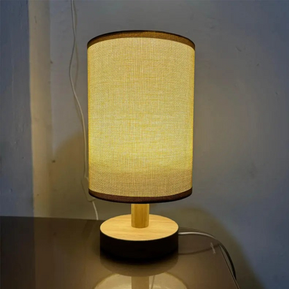 Minimalistische Tafellamp met Houten Basis en Stoffen Kap voor Sfeervol Licht