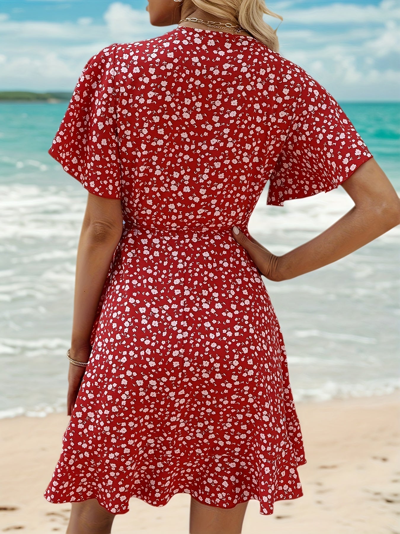 Luchtige Dames Zomerjurk met Bloemenprint en Elegante Overslag Pasvorm