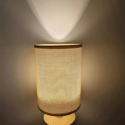 Minimalistische Tafellamp met Houten Basis en Stoffen Kap voor Sfeervol Licht