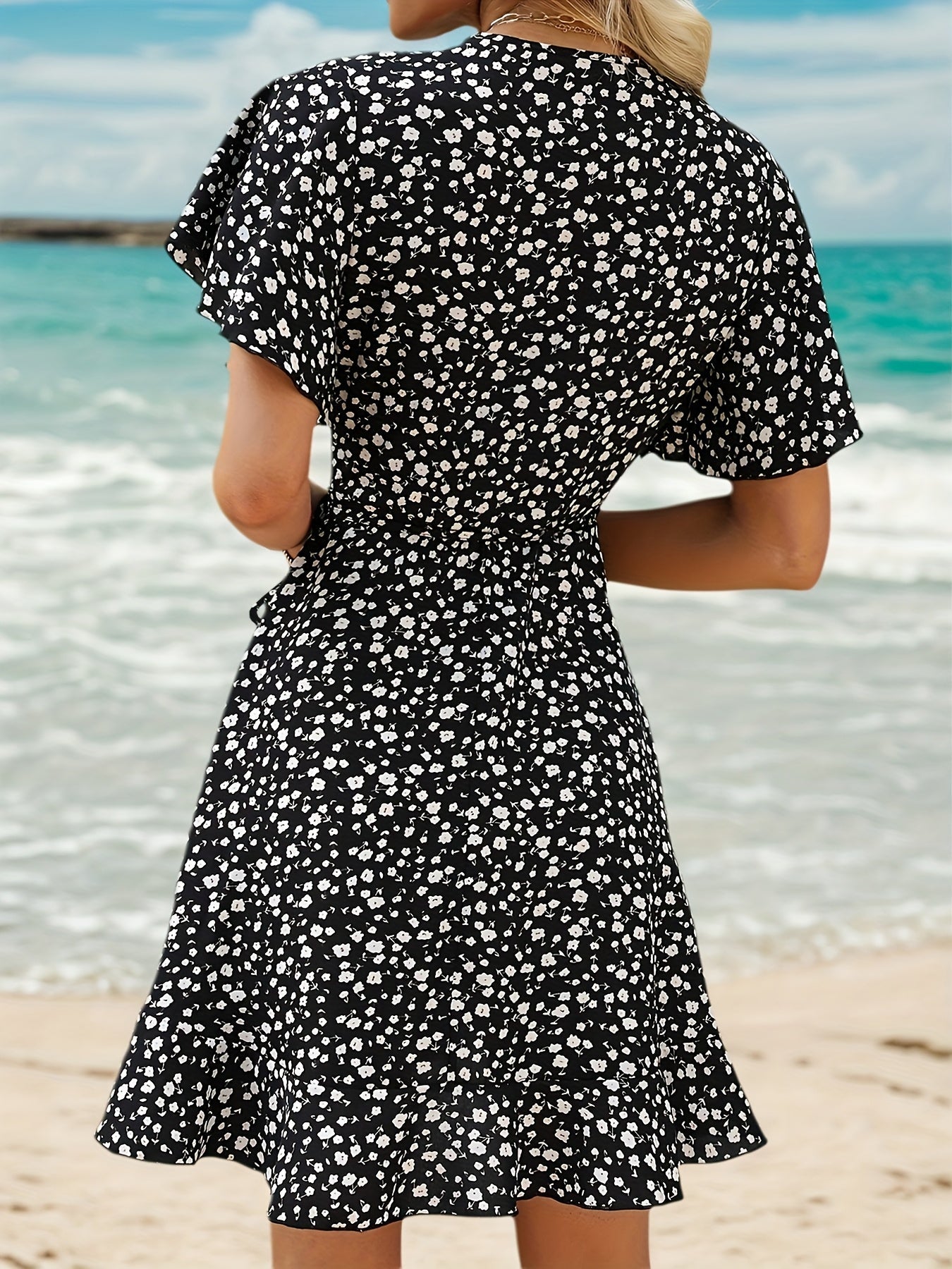 Luchtige Dames Zomerjurk met Bloemenprint en Elegante Overslag Pasvorm