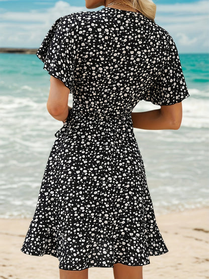 Luchtige Dames Zomerjurk met Bloemenprint en Elegante Overslag Pasvorm