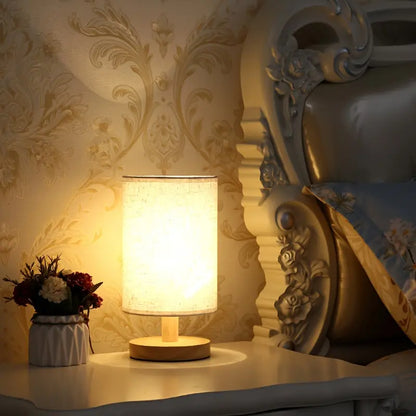 Minimalistische Tafellamp met Houten Basis en Stoffen Kap voor Sfeervol Licht