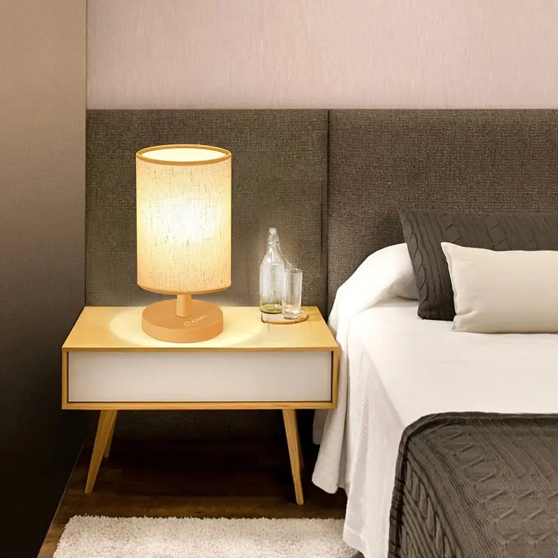 Minimalistische Tafellamp met Houten Basis en Stoffen Kap voor Sfeervol Licht