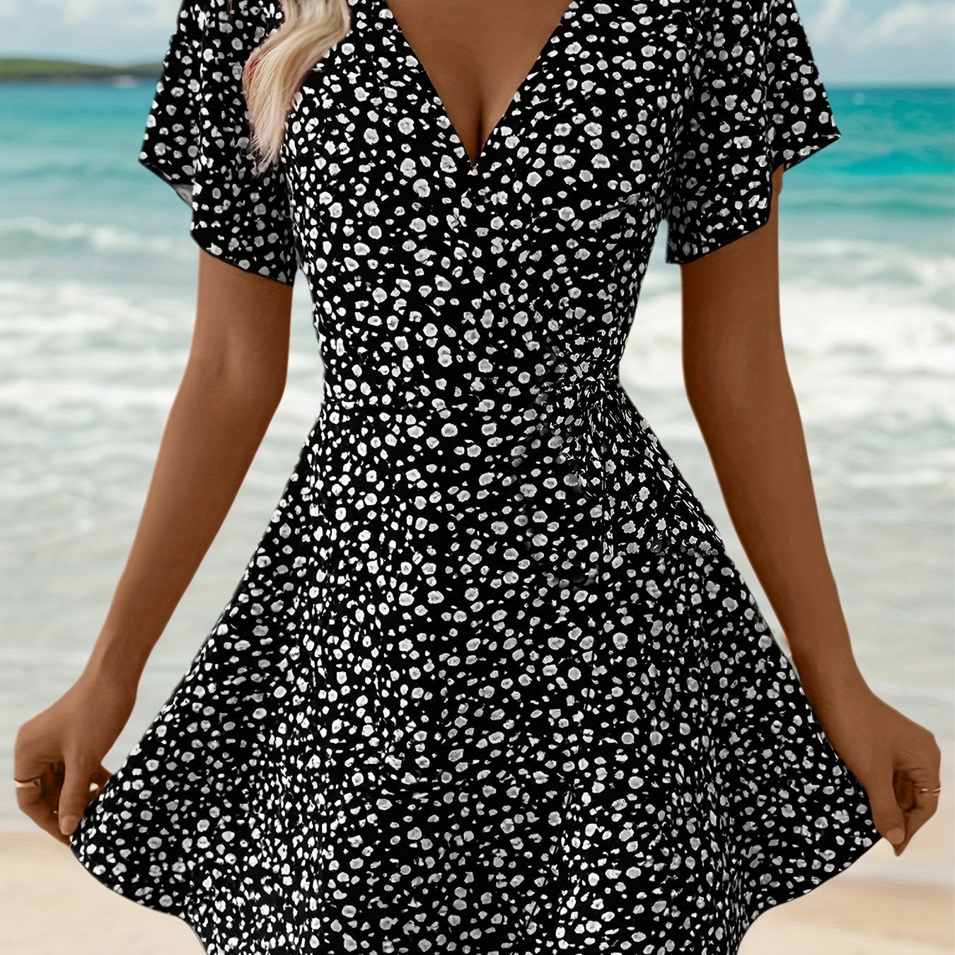 Luchtige Dames Zomerjurk met Bloemenprint en Elegante Overslag Pasvorm