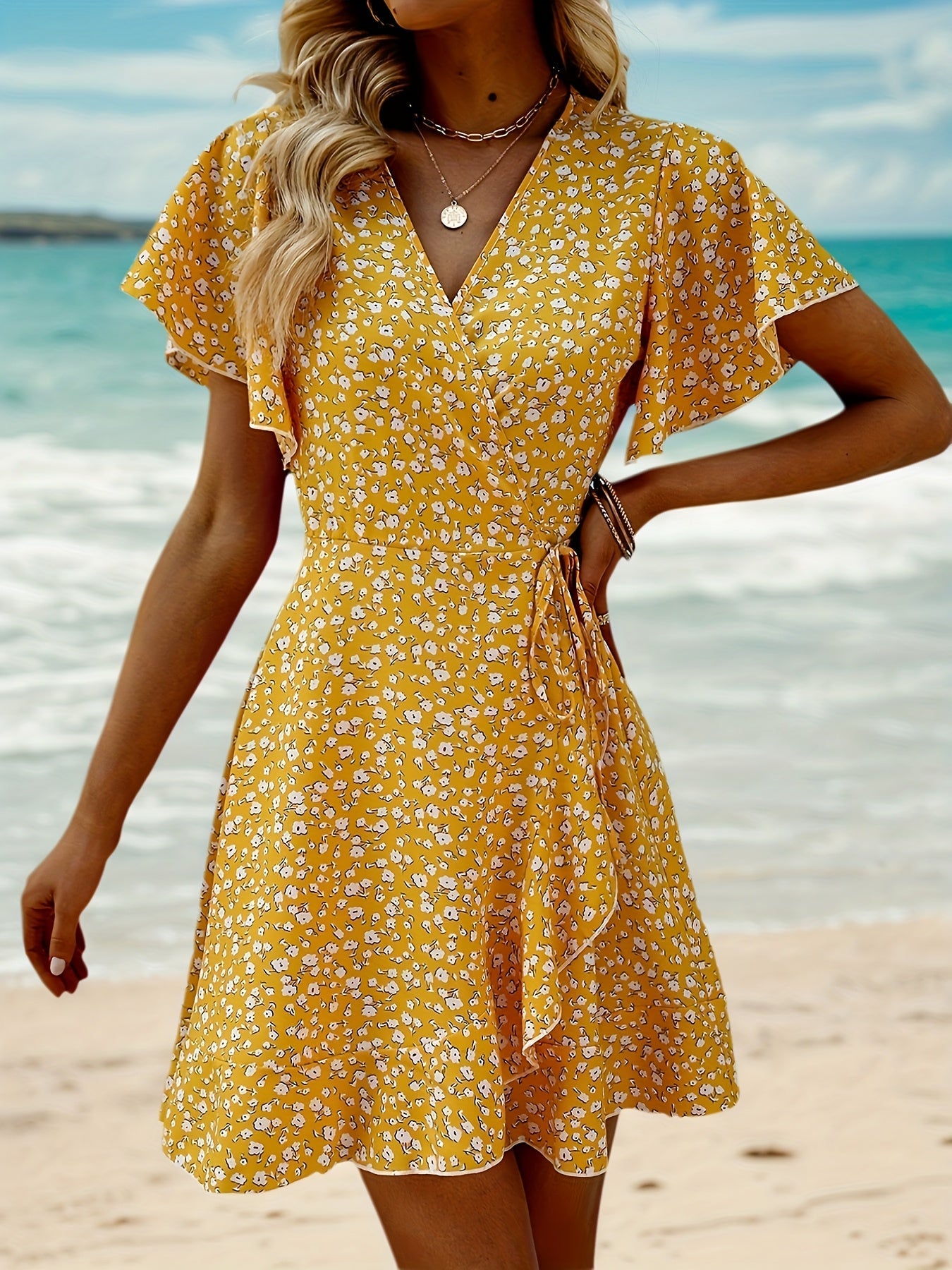 Luchtige Dames Zomerjurk met Bloemenprint en Elegante Overslag Pasvorm