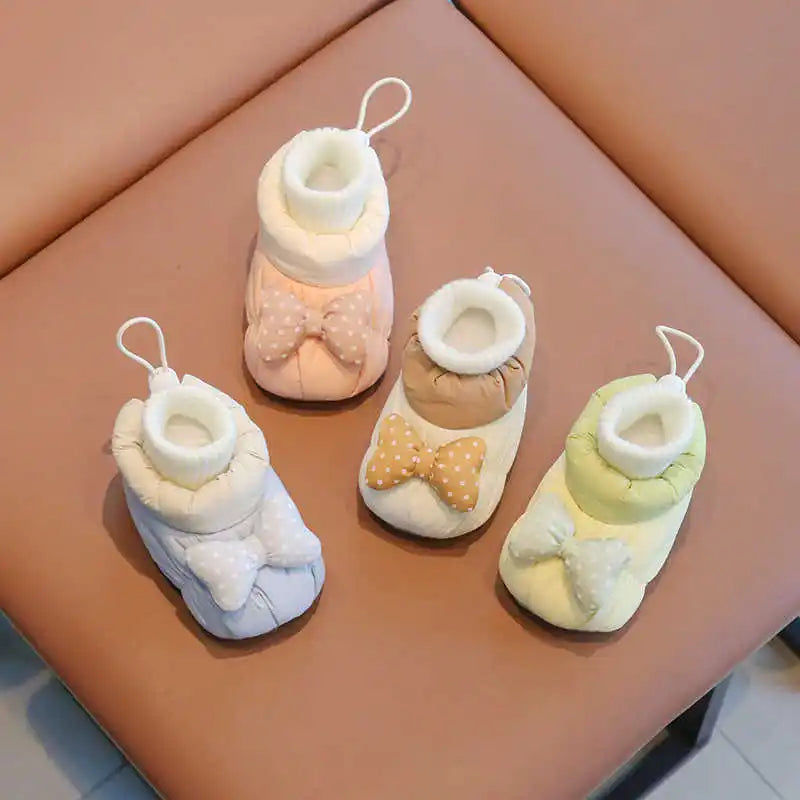 KnuffelVoetjes met Strik– Warm en Veilig