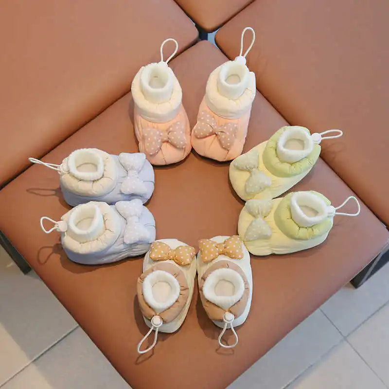 KnuffelVoetjes met Strik– Warm en Veilig